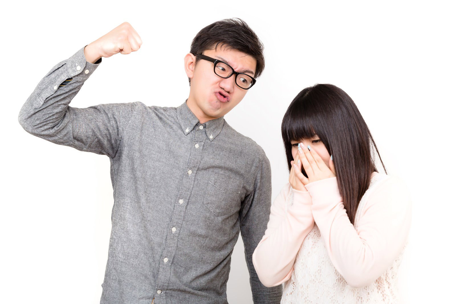 腕を振り上げて怒る彼氏と顔を覆う彼女［モデル：OZPA Lala］