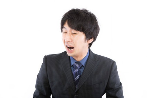 口を開けて左を向く黒い縦じまスーツの号泣する男性