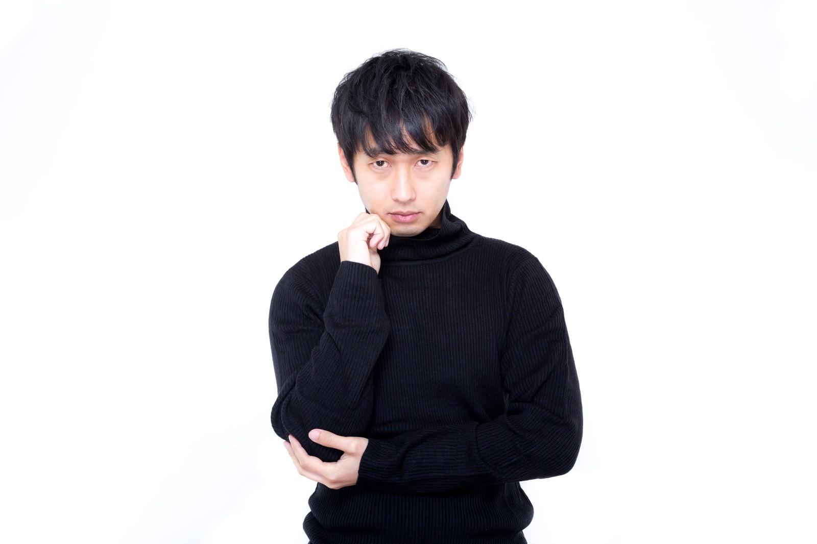 黒いタートルネックで顎に手を当てて立つ男性のポートレート［モデル：大川竜弥］