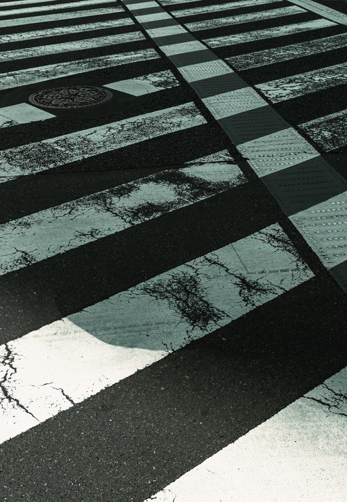 白線が交差するすり減った横断歩道