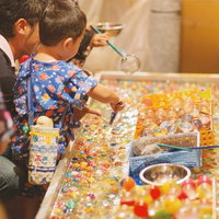 花柄の着物を着た子どもとスーパーボールすくいの写真