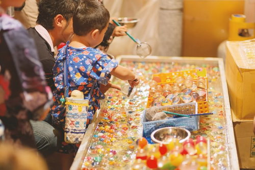 花柄の着物を着た子どもとスーパーボールすくい