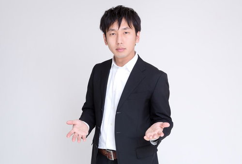 無機質な表情で「今でしょ」と提案する男性