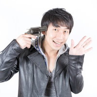 拳銃を頭に持ってきてパァｗｗｗｗの写真
