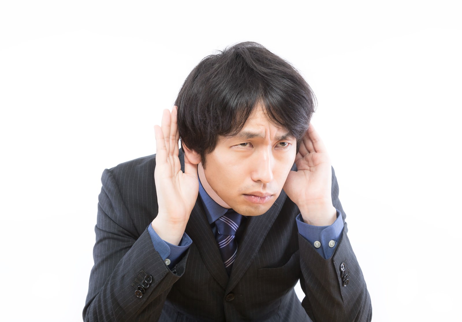 耳に手を当てる聞こえないふりの男性［モデル：大川竜弥］