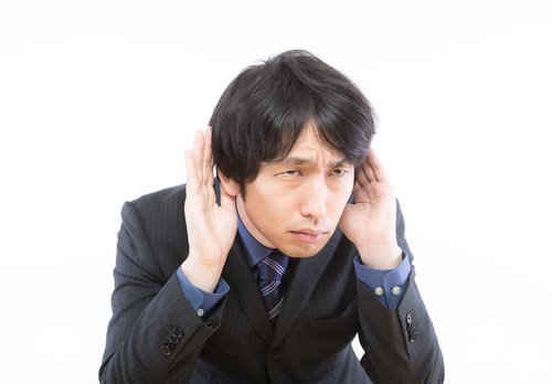具体的な追求をされると聞こえないふりをする男性