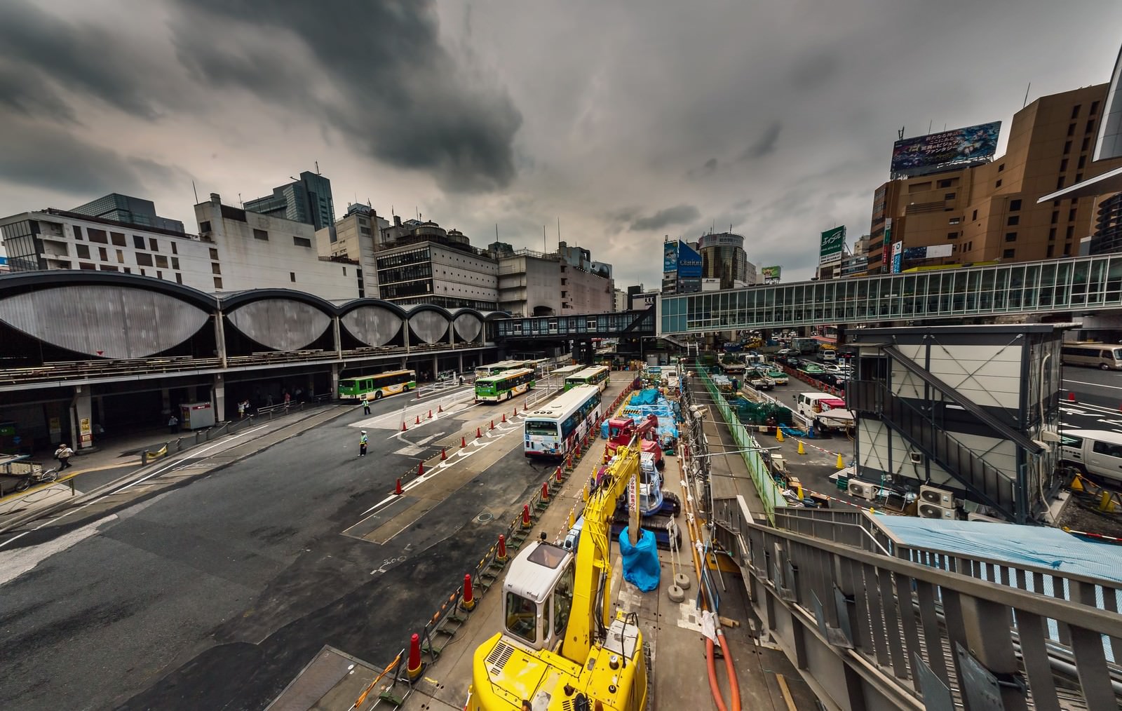 渋谷駅前の工事現場とクレーンを見下ろした風景
