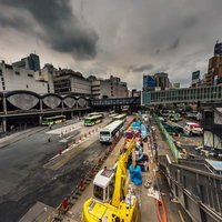 渋谷駅前の工事現場とクレーンの写真