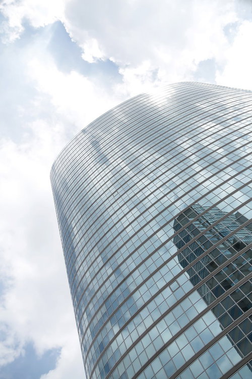 品川のガラス張り高層ビルと反射する空