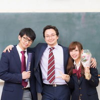 教え子の卒業を見届け感無量の担任教師と卒業生たちの写真