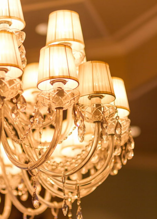 ガラス飾りが光るシャンデリアの接写