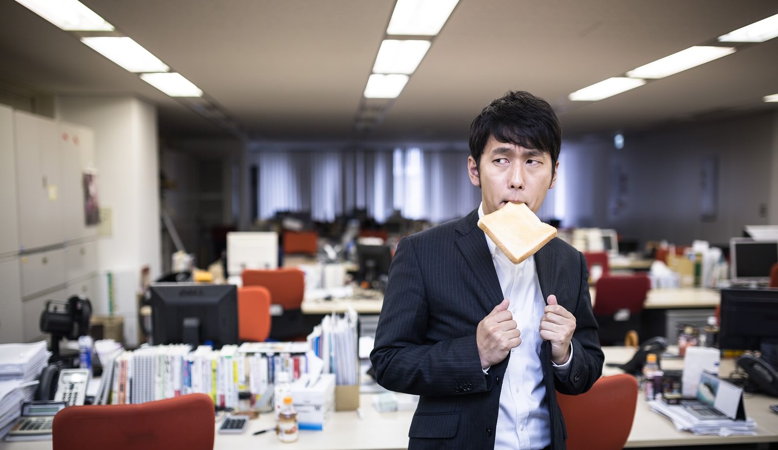 食パンをくわえながらネクタイを直すサラリーマン［モデル：大川竜弥］