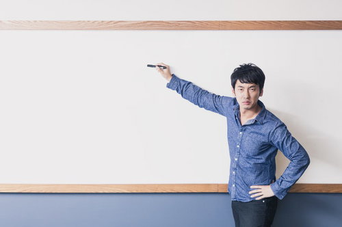 「ここ試験にでるよ！」と熱弁する塾講師