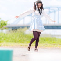 ブーン！するツインテールの女の子の写真