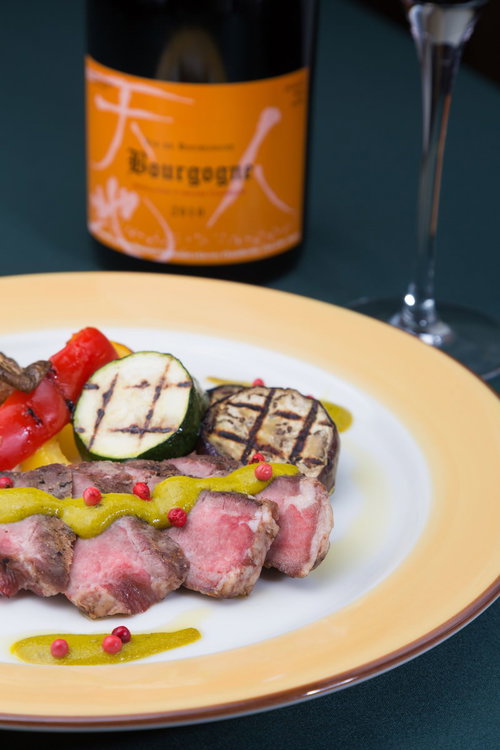 グリーンマスタードソースのイベリコ豚とグリル野菜