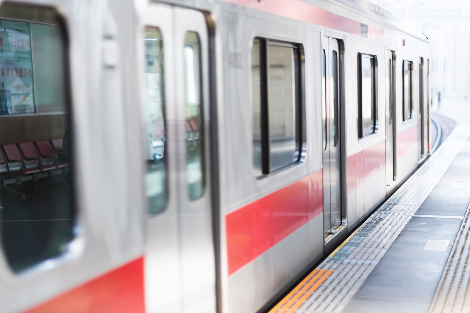 東横線の電車がホームに停車している駅の風景