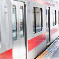 東横線のホームに停車する電車の写真