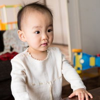 目の前のものを夢中で見る赤ちゃんの写真