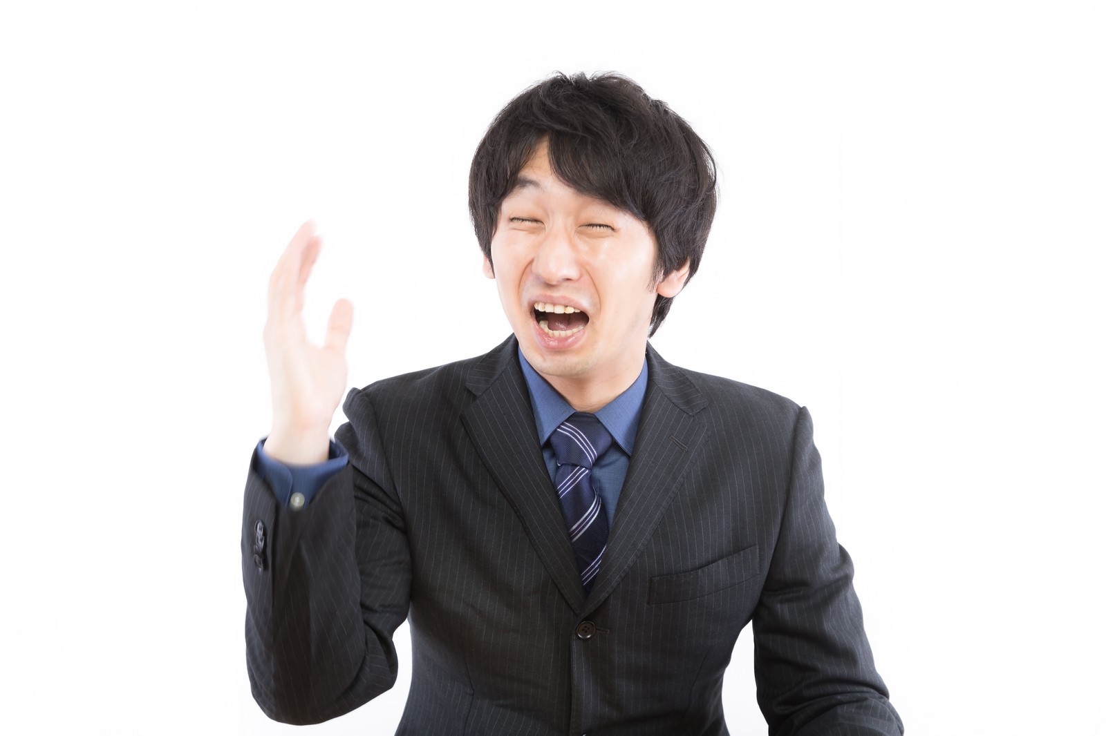 泣きながら右手を挙げるスーツ姿の男性［モデル：大川竜弥］