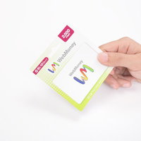 ウェブマネー（使いきりタイプ）を持つ手の写真