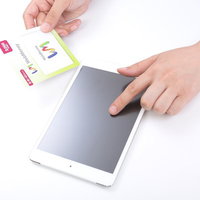 タブレット端末に保護シートを貼ろうとする2人の手元の写真