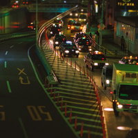 料金所ゲートの照明に照らされた夜間渋滞の目黒通りの写真