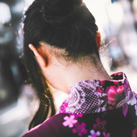 紫とピンクの花柄浴衣を着た黒髪アップの女性のうなじの写真