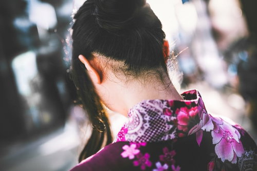 紫とピンクの花柄浴衣を着た黒髪アップの女性のうなじ