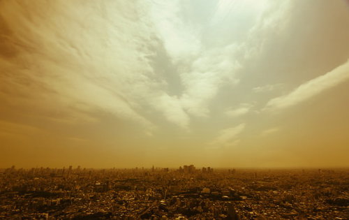 黄色く染まった空と東京の街並み