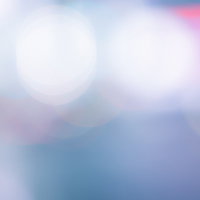 繁華街のネオンがフレアボケする夜景、光の玉が画面いっぱいに広がる都市夜間風景の写真