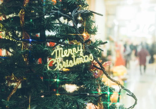 クリスマスツリーと賑わい