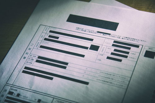 個人情報を黒塗りにした不気味な怪文書と机上の編集済み書類
