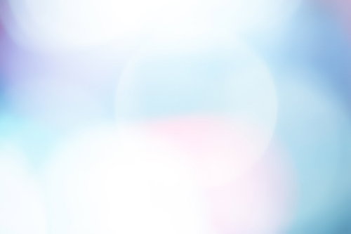 青白い光のフレアとボケ効果を使った抽象的なグラデーション背景