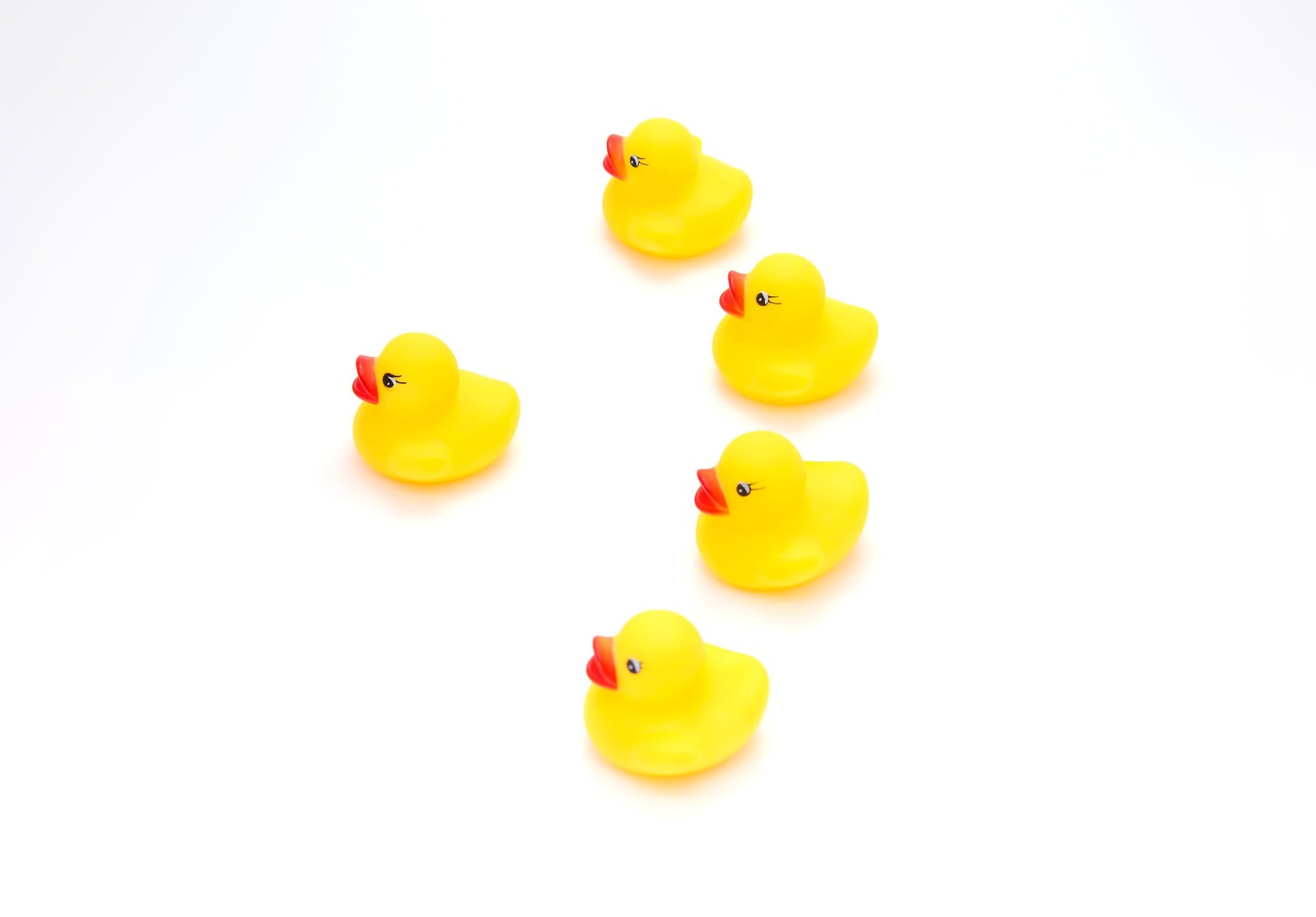 デザートランス陣形で斜めに並ぶ5個のアヒルのおもちゃ