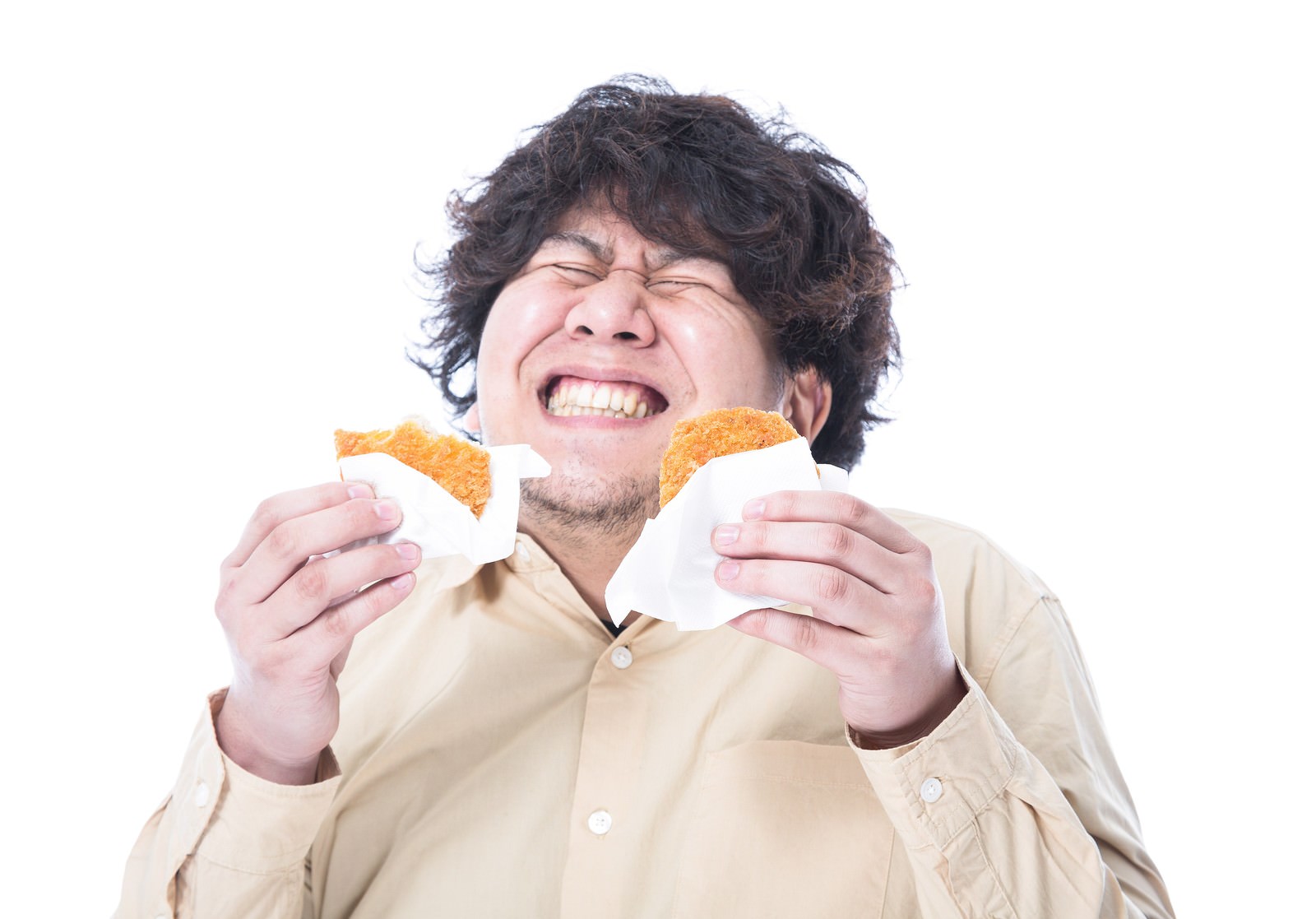 両手にコロッケを持ってにっこり笑う男性［モデル：あまのじゃく］
