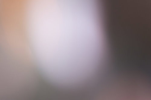 ボケた光とフレアが重なる柔らかい背景