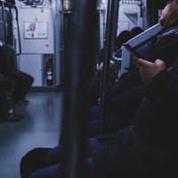 終電の電車シートに座る疲れた乗客の表情と通勤風景の写真