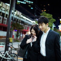 終電を逃し「泊まっちゃおうか」と誘う上司とまんざらではない部下（女性）の写真