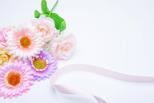 ピンクのリボンとカラフルな花の俯瞰ショット