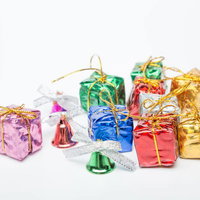 キラキラした包装紙のプレゼント箱が並ぶの写真