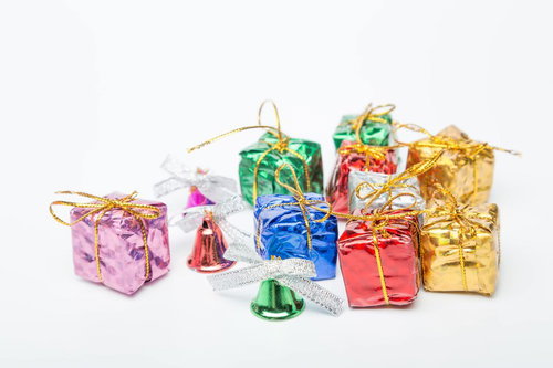 キラキラした包装紙のプレゼント箱が並ぶ