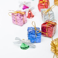 キラキラのプレゼント箱と鈴の飾りの写真