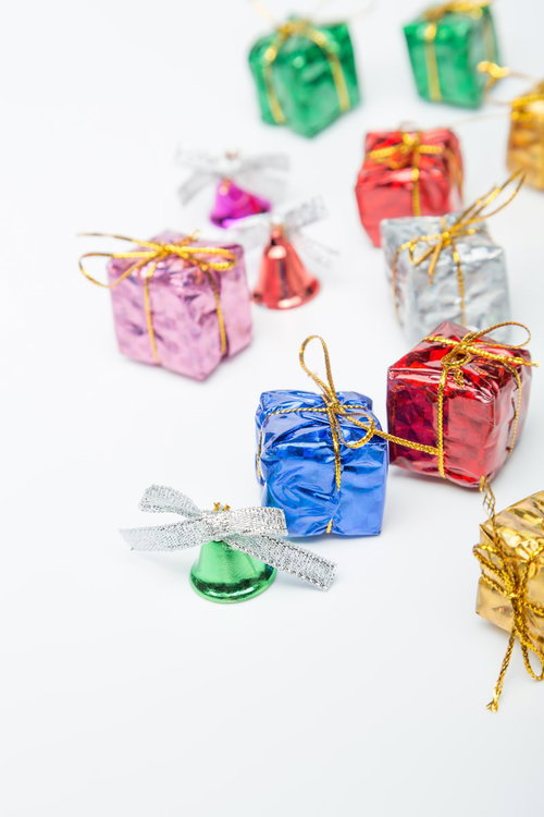 キラキラのプレゼント箱と鈴の飾り