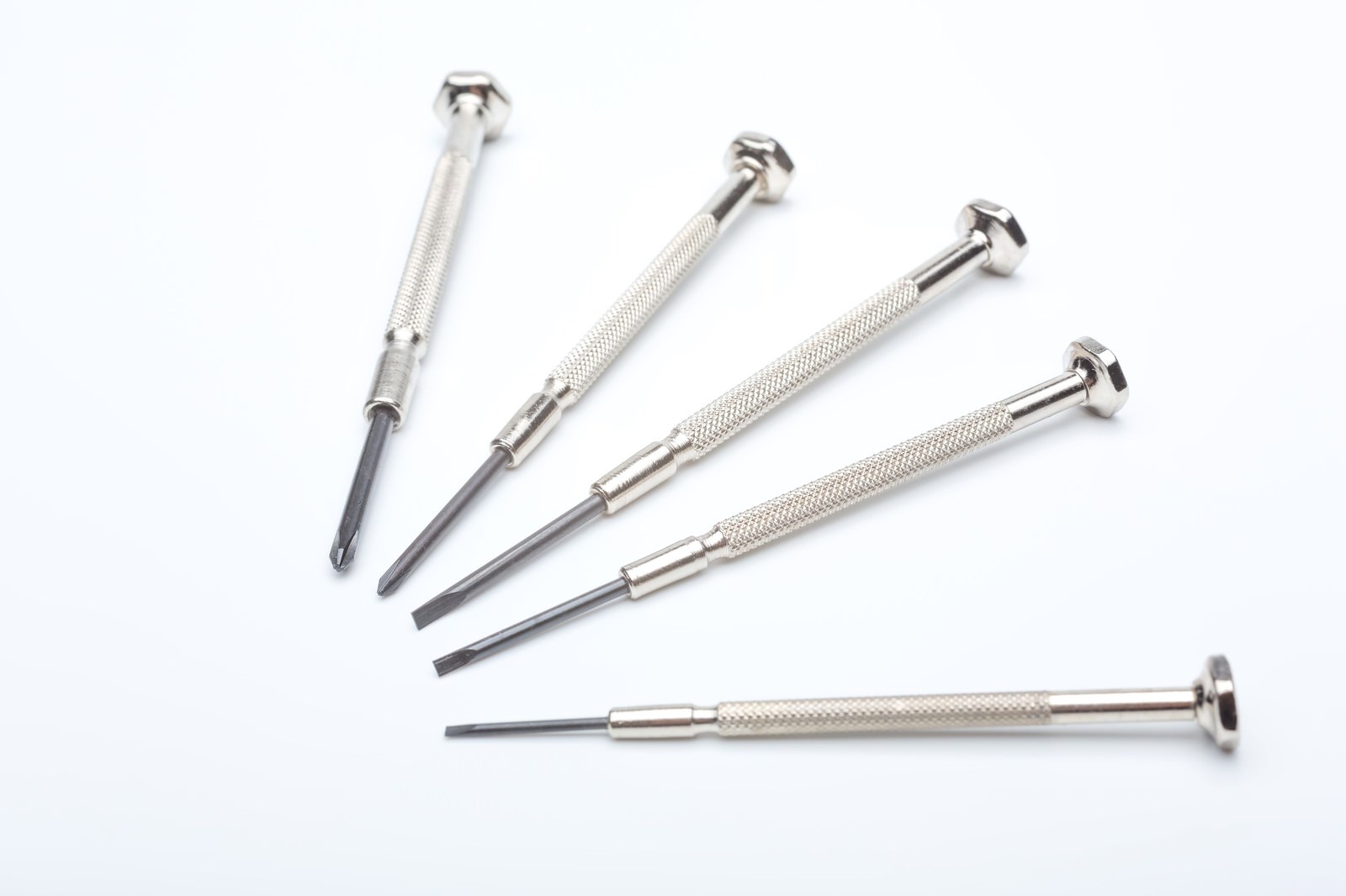 金属製ハンドルの精密ドライバー5本が白背景に並んでいる