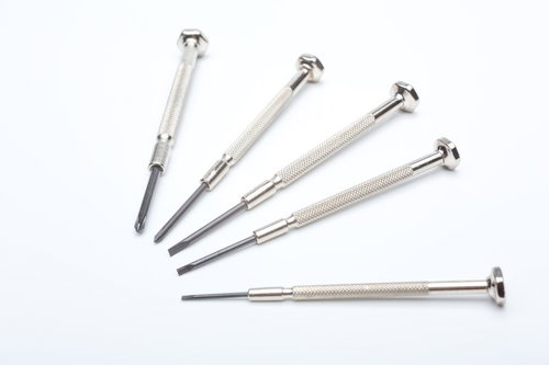 白背景に並んだ5本の精密ドライバー