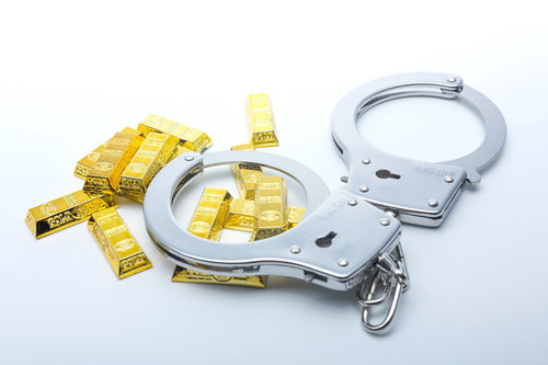 金の延べ棒に巻かれた手錠