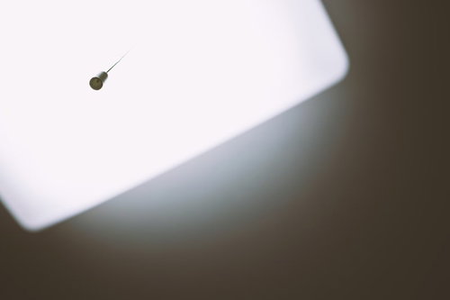 天井の街灯から垂れ下がった引きヒモの照明器具