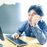 プレイヤーがじゃぶじゃぶ課金したくなるような射幸心を煽りまくる説明文章を入力するエンジニアの写真