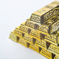 ピラミッド型に積まれた金の延べ棒の写真