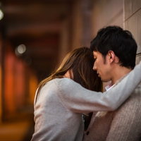 「待って、まだ今日は帰らないで...」と彼を引き止める女性の写真